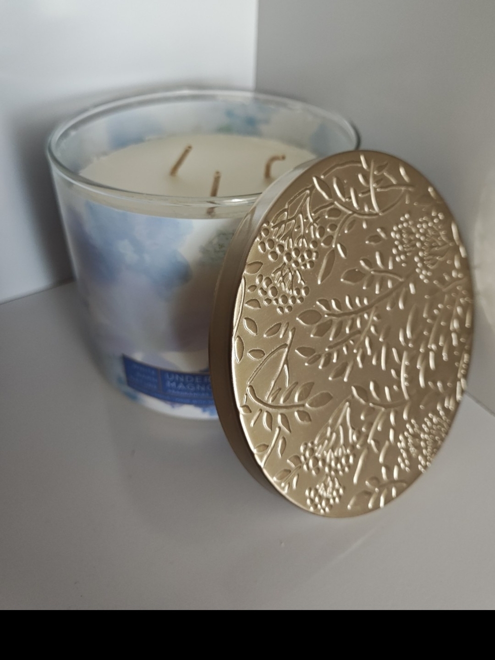 White Barn 'Under the Magnolia Tree' Scented Candle - New - Picture 2 of 2